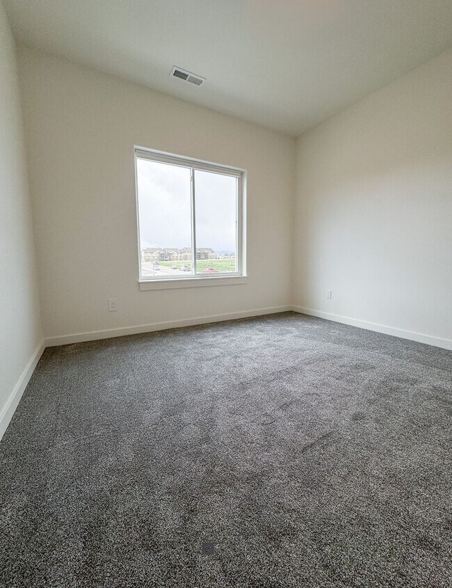 Building Photo - BRAND NEW Pet Friendly 1 bed/ 1 bath apart...