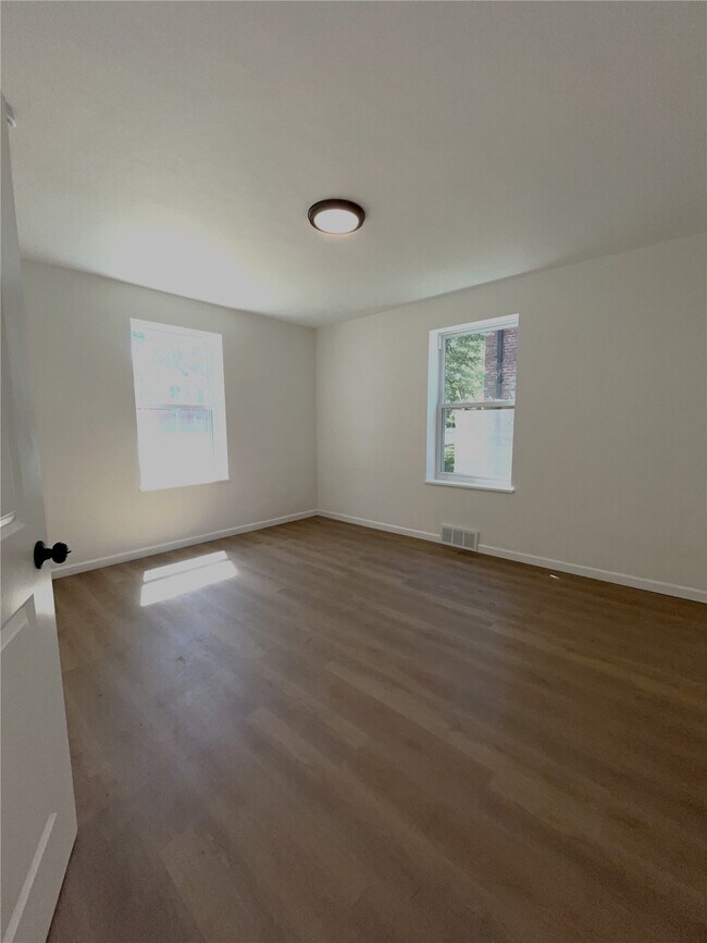 Building Photo - 3911 Jamieson Ave