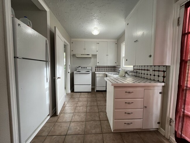 Foto del edificio - Charming Two-Bedroom Multnomah Village Home with Hardwood Floors, Fireplace, and Fenced Yard