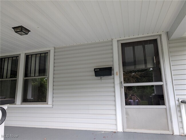 Foto del edificio - 325 Pleasant Ave