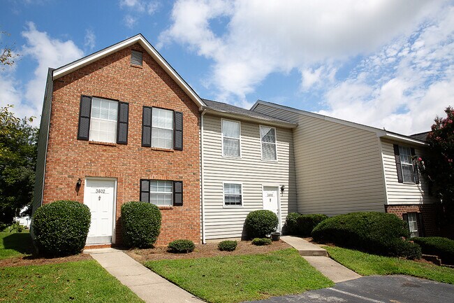 Foto del edificio - Laurel Bluff Apartments and Townhomes