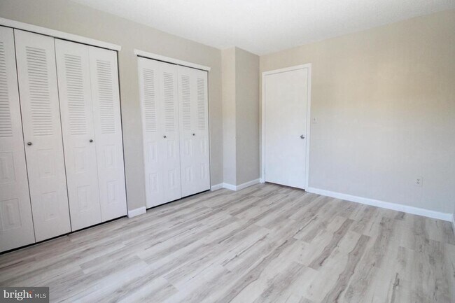 Building Photo - 5 Kite Ct