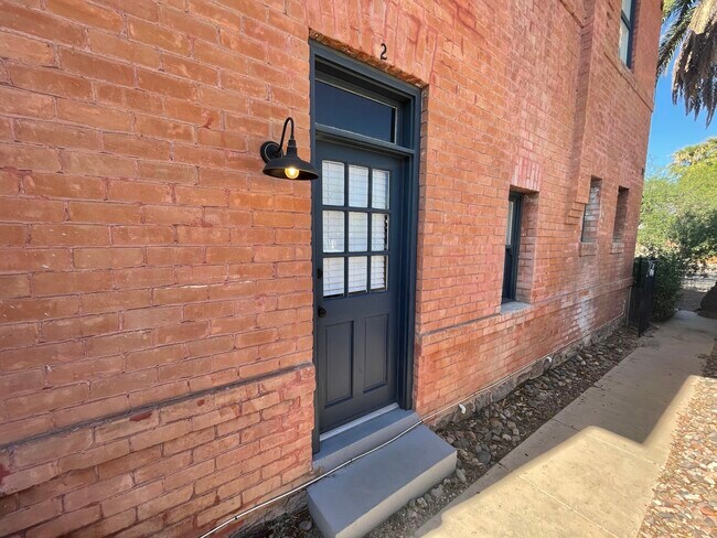 Building Photo - 710 N 6th Ave