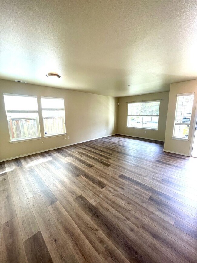 Building Photo - Spacious 4 Bedroom Home in DuPont!