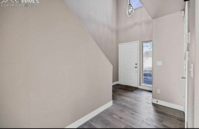 Main level entry, door to one car garage - 5518 Sunshade Pt