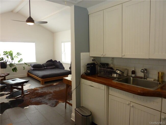 Foto del edificio - 39 Laurelton Rd
