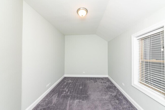 Building Photo - 4 bedroom in Chicago IL 60608