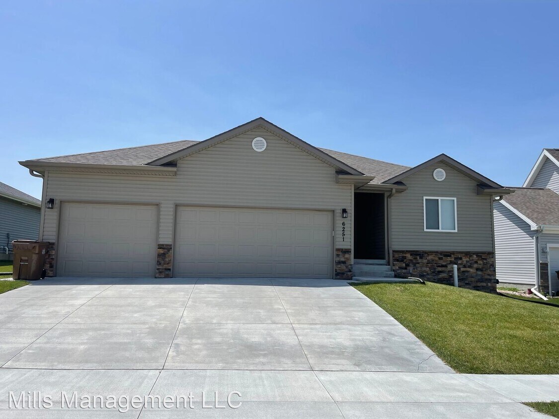 4 br, 4 bath House 6251 Whitewater House Rental in Lincoln, NE