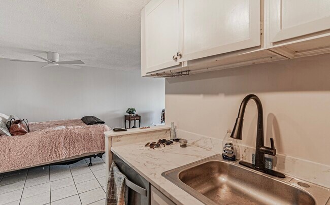Foto del edificio - 799 Dahlia St