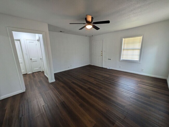 Foto del edificio - 4770 Galveston St