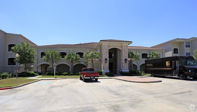 Building Photo - Villas of Park Grove