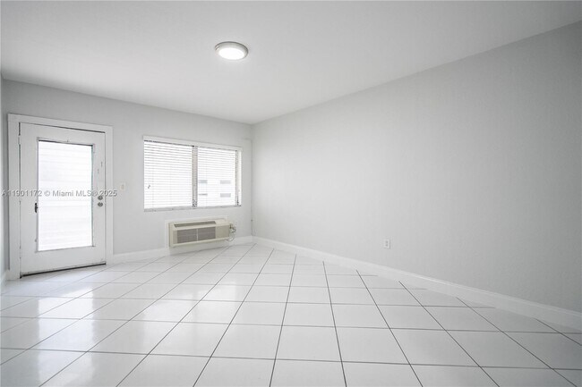 Foto del edificio - 7640 Carlyle Ave