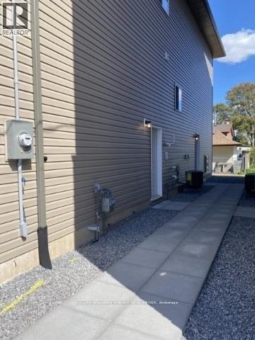 Building Photo - 66 Battle St