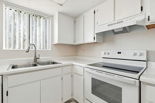 Building Photo - 1201 S McClintock Dr