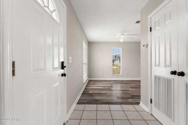 Foto del edificio - Beautiful Home w/ Modern Upgrades on Half an Acre – Ideal for Long-Term Rental!