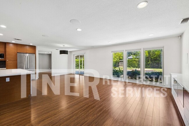 Foto del edificio - 5541 Ivanhoe Way