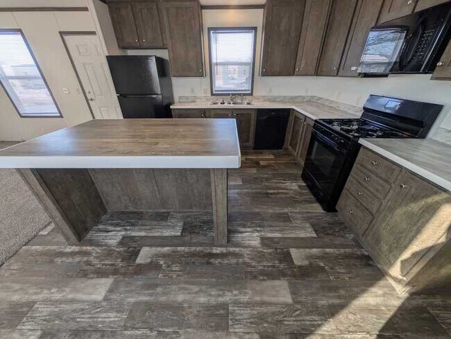 Building Photo - 16151 Notre Dame St