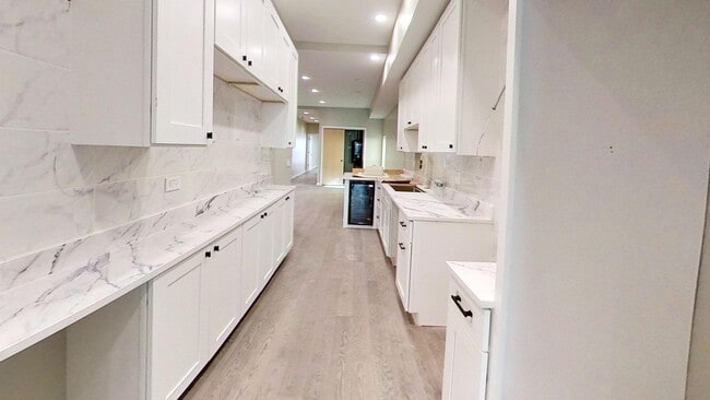 Building Photo - Just Rehabbed Top Floor River North One Be...
