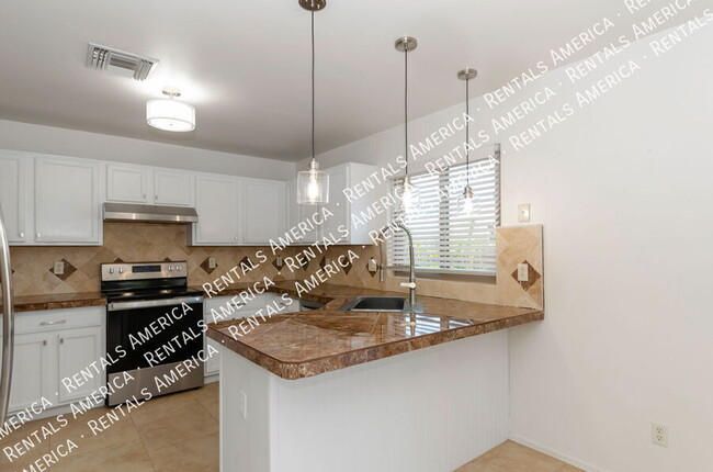 Building Photo - 2076 Silver Grass Pl