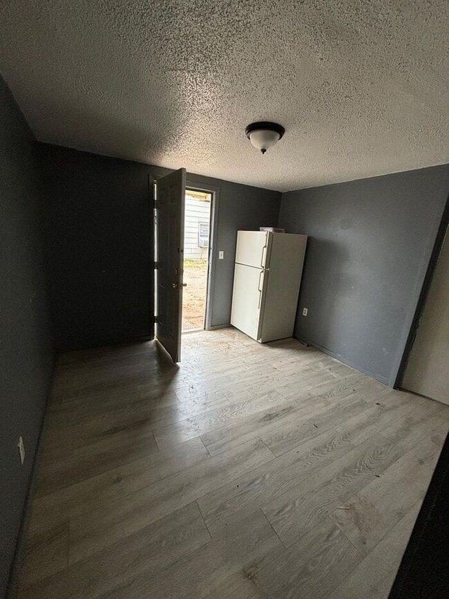 Building Photo - Amazing Price 1 Bed 1 Bath for Rent Lubbock Texas 79401