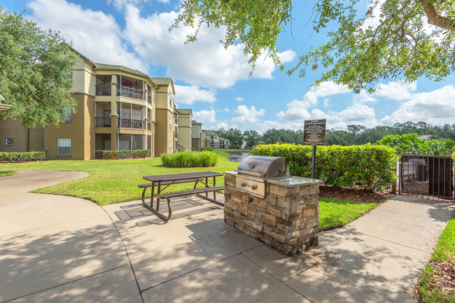 Grilling areas with picnic tables - Park Del Mar Apartments