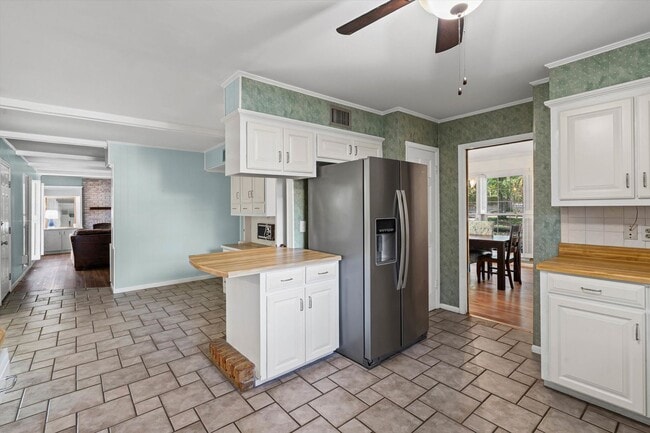 Building Photo - Five Bedroom in Country Club Woods