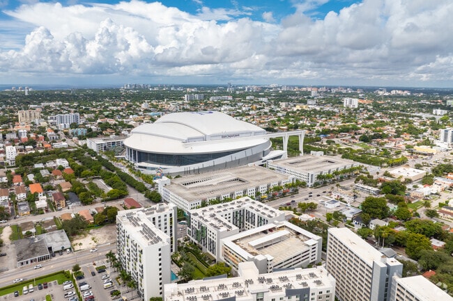 Estadio de los Miami Marlines justo enfrente de la calle - Paseo Del Rio