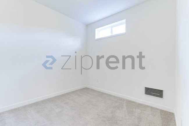 Building Photo - Unit