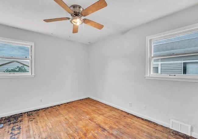 Building Photo - Charming Move-In Ready Home in a Quiet Milwaukee Neighborhood