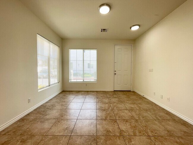 Building Photo - Cul-de-sac, Gated, Communnity pool & spa!