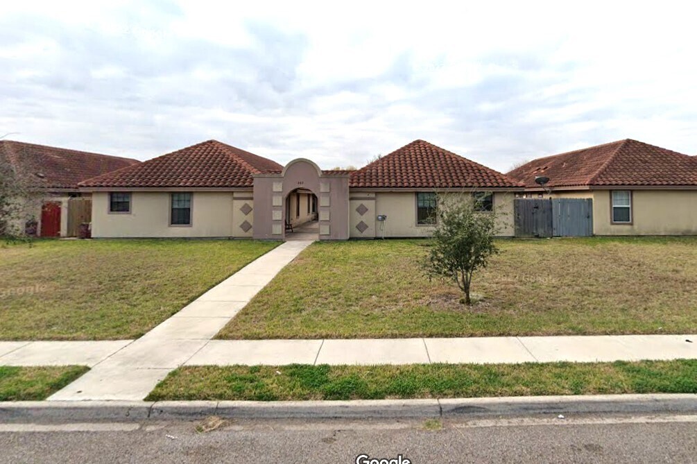 Primary Photo - 207 S Ridge Ln