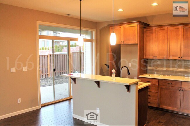 Foto del edificio - Beautiful 3 BR/2.5 BA Home in Desirable Bethany Neighborhood