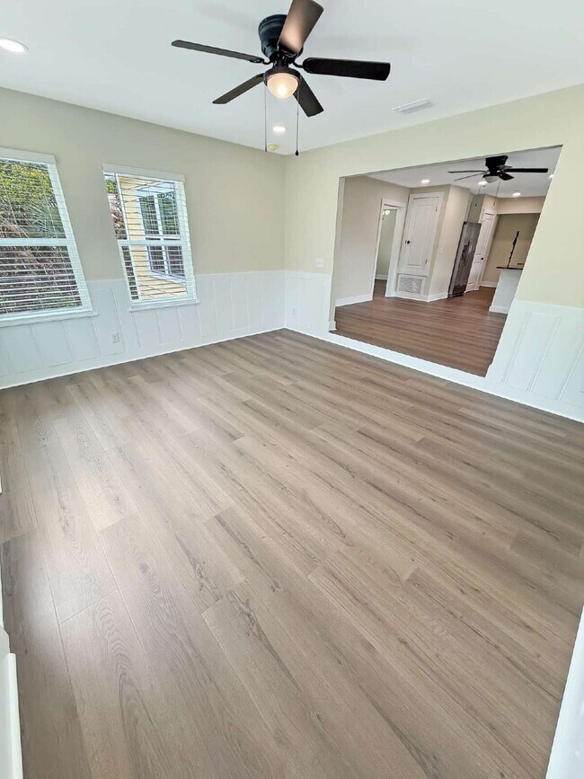 Building Photo - Newly Renovated| Modern Finishes | Prime Location