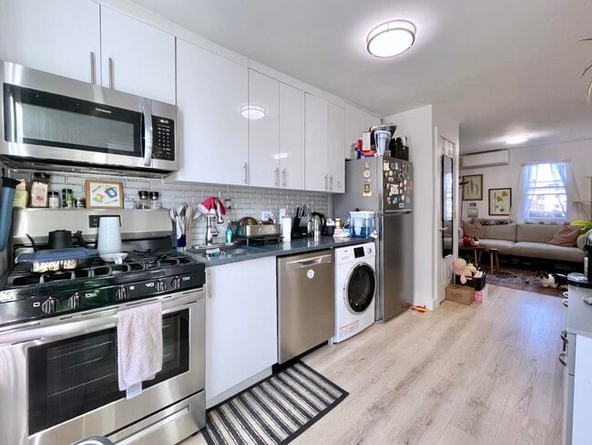 Building Photo - 379 Monmouth St