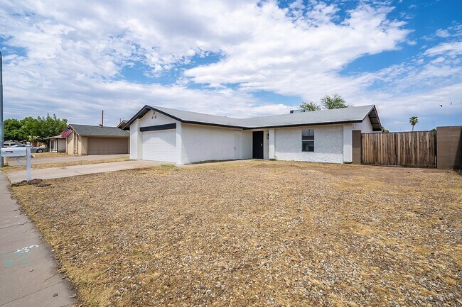 Foto del edificio - Updated home with large backyard & 2 car g...