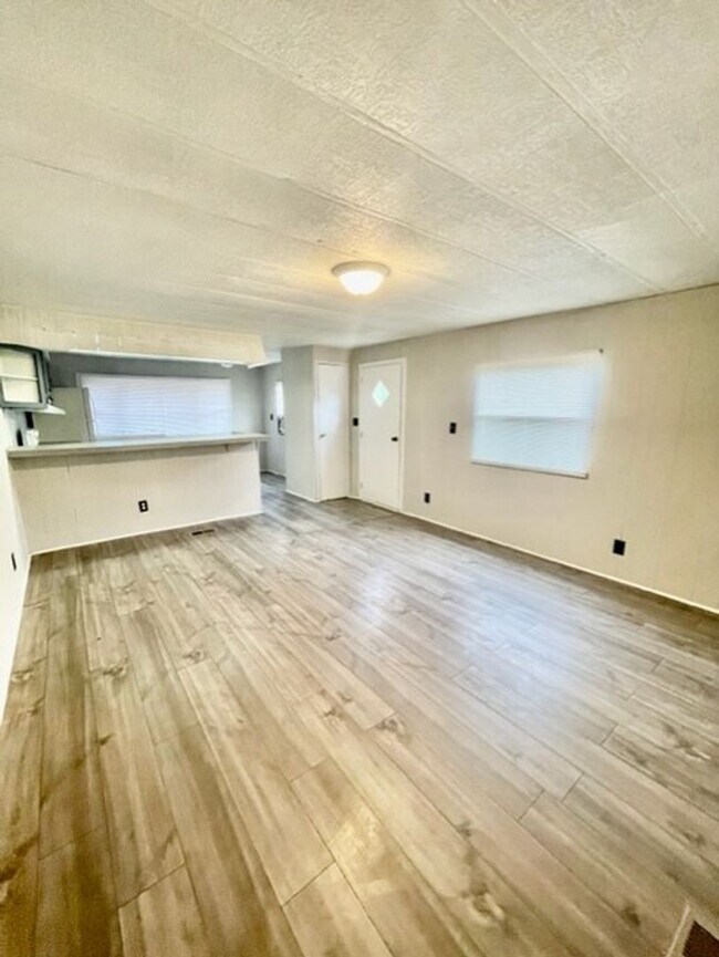 Building Photo - Must see this adorable 3 bedroom 1.5 bath ...