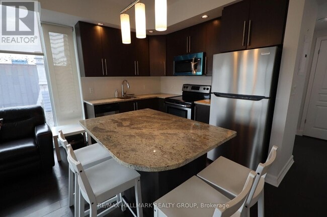 Building Photo - 238 Besserer St