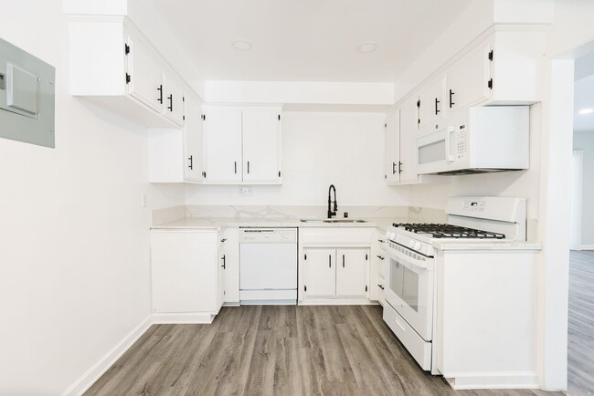 Interior Photo - 18404 Vincennes Street