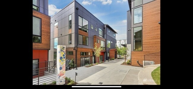 Building Photo - 2029 25th Ave S