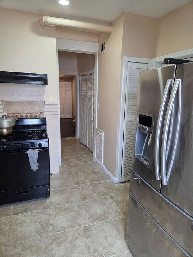 Spacious 3.5 BDR Apartment with Closed Front Balcony & Backyard Access! - Spacious 3.5 BDR Apartment with Closed Front Balcony & Backyard Access!