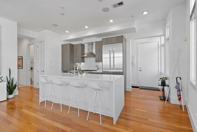 Building Photo - 5 Mohawk St