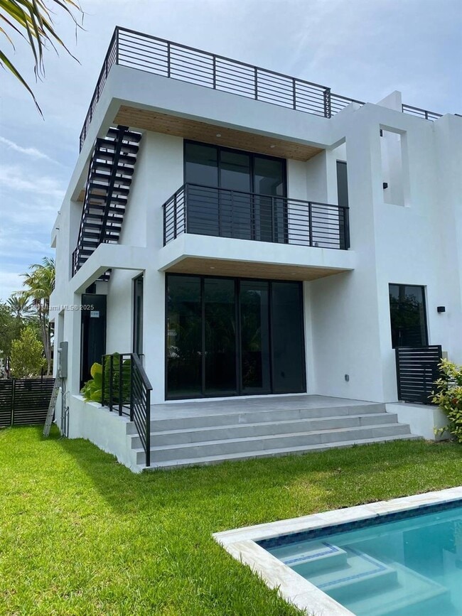 Foto del edificio - 570 Fernwood Rd