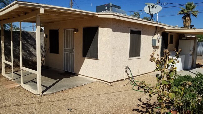 South view - 1622 E Adams St