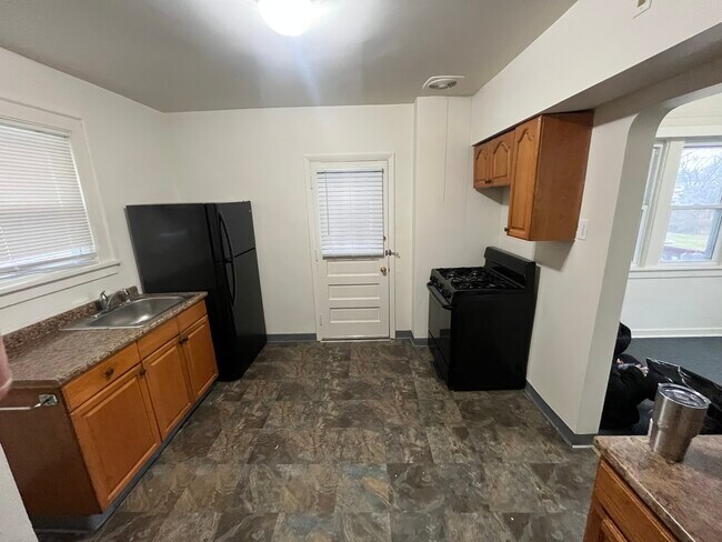 Foto del edificio - 1801 Universal Rd