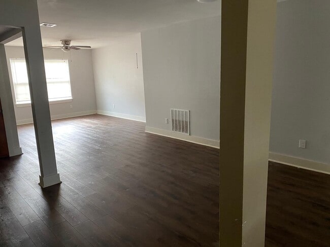 Main living area - 3105 Dartmouth Dr