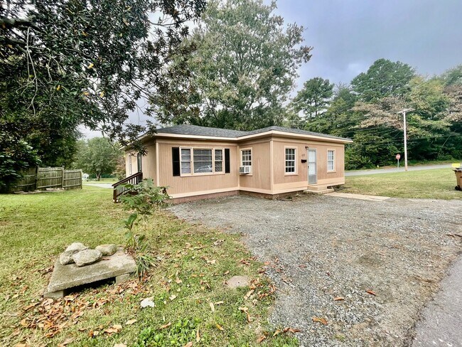 Foto del edificio - Don't miss out on this  2 bedroom 1 bath home . Located in Lincolnton .