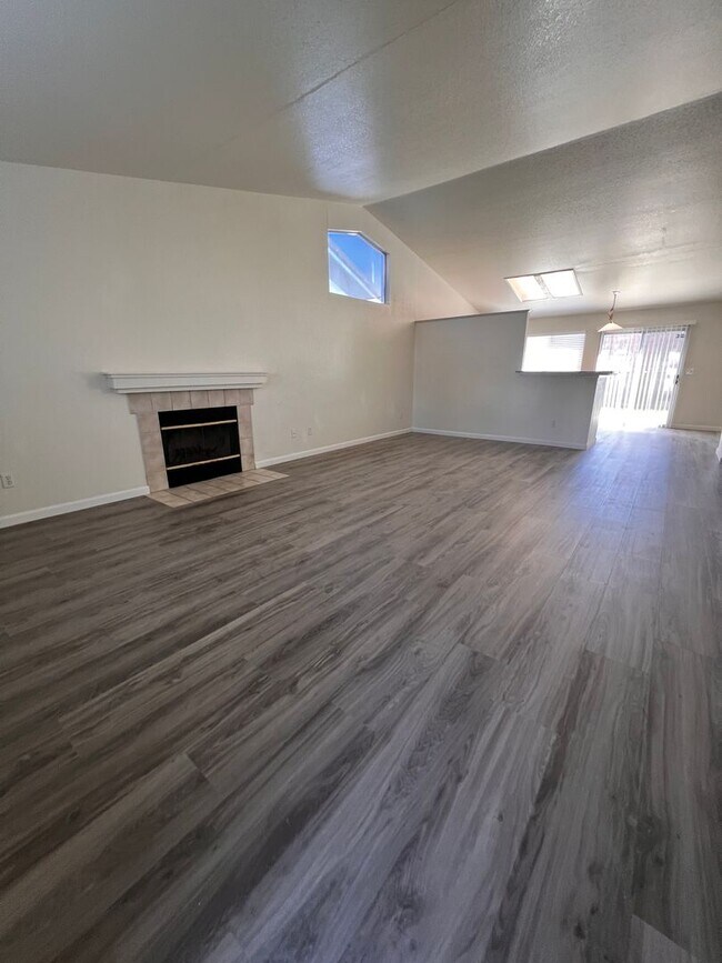 Foto del edificio - Available Now! Freshly Painted with lots of newness. Dry Creek Meadows Area