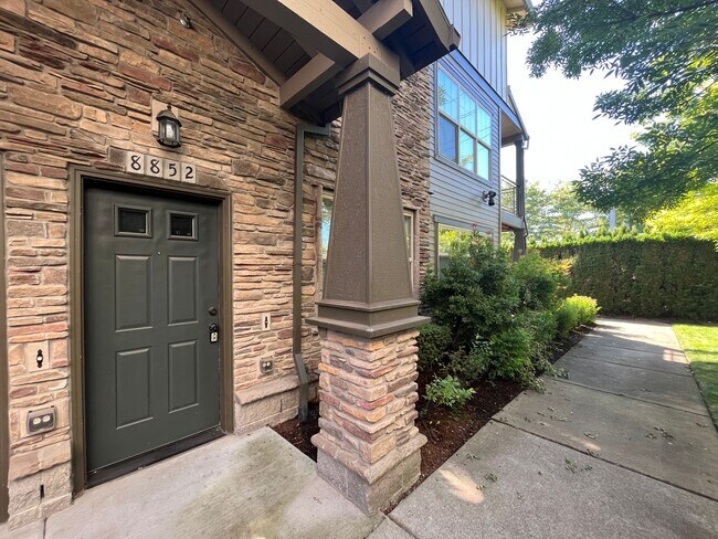 Building Photo - Beautifully Updated Lower Level 2 Bedroom ...