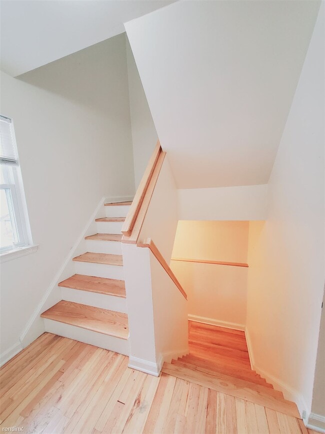 Building Photo - 2 br, 1.5 bath Townhome - 40 Windsor Rd Apt E
