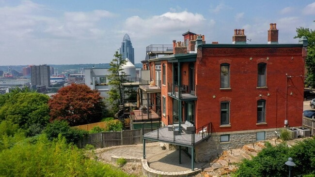Building Photo - 923 Riverview Pl